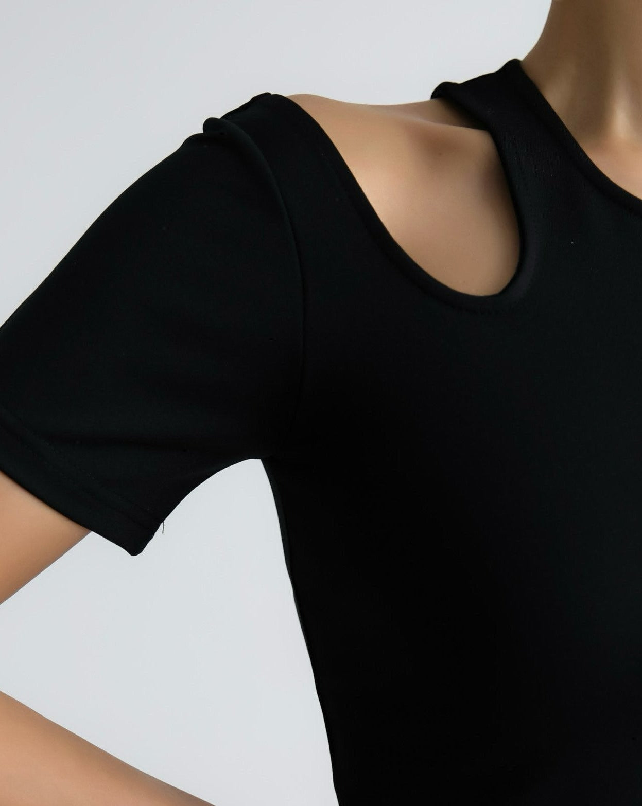 【PAPERMOON ペーパームーン】SS / Cut Out Shoulder Detail Cropped Top