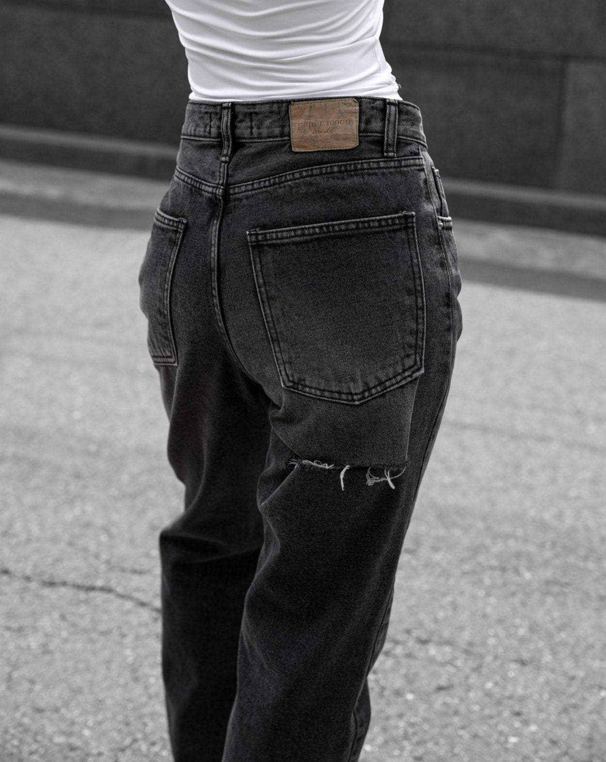 【PAPERMOON ペーパームーン】SS / Back Split Detail Washed Black Straight Denim Jeans