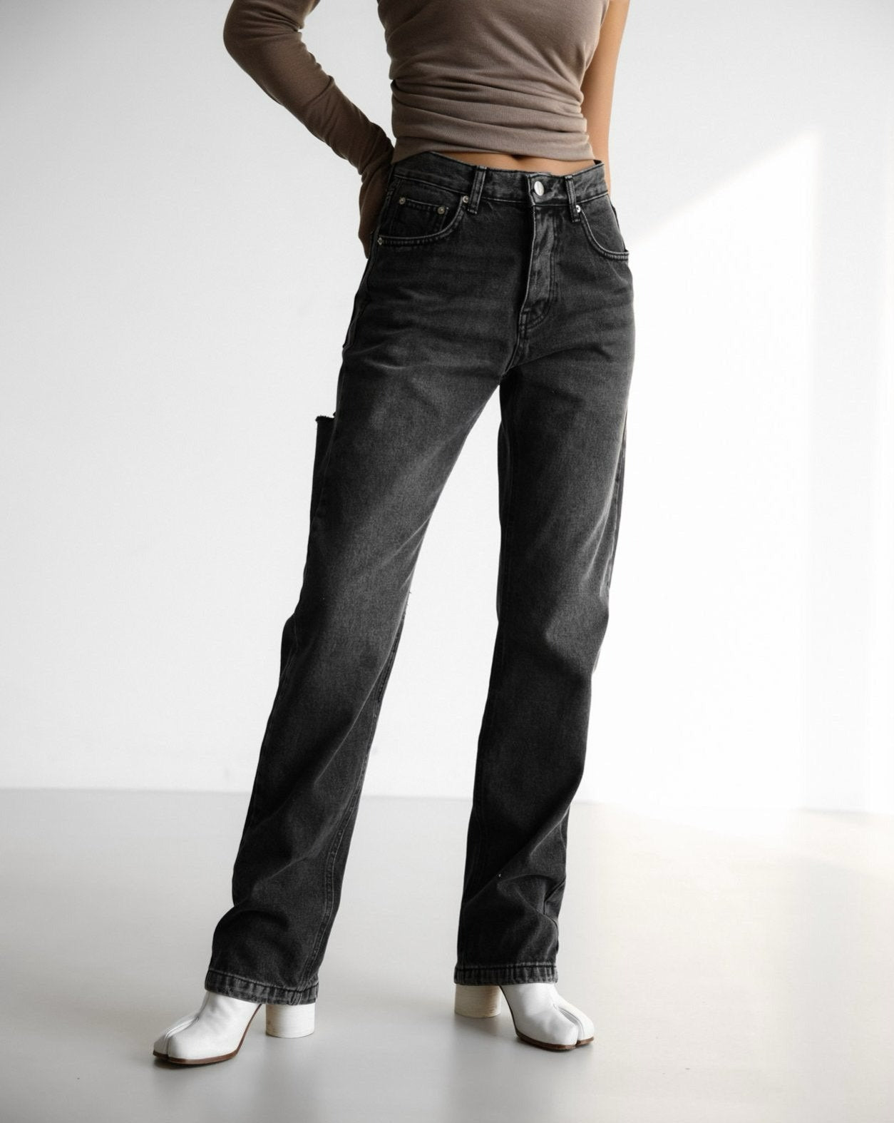 【PAPERMOON ペーパームーン】SS / Back Split Detail Washed Black Straight Denim Jeans