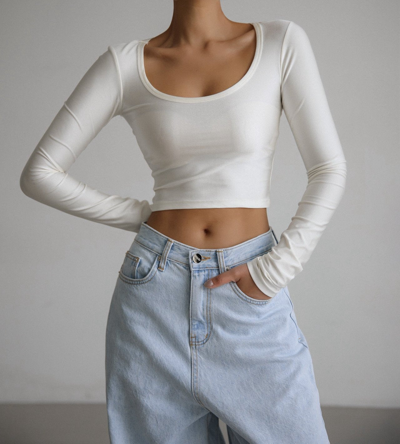 【PAPERMOON 페이퍼 문】SS / Shiny Long Sleeved U - Neck Cropped Top