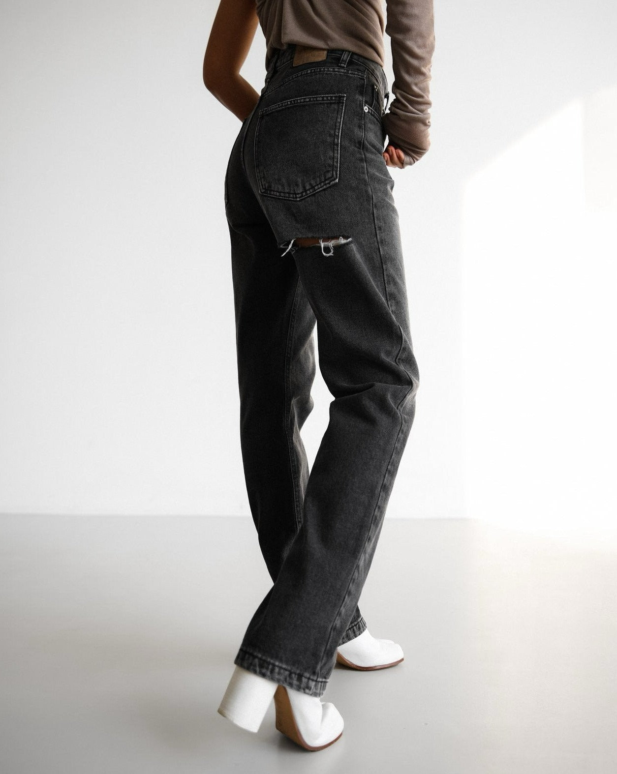 【PAPERMOON ペーパームーン】SS / Back Split Detail Washed Black Straight Denim Jeans