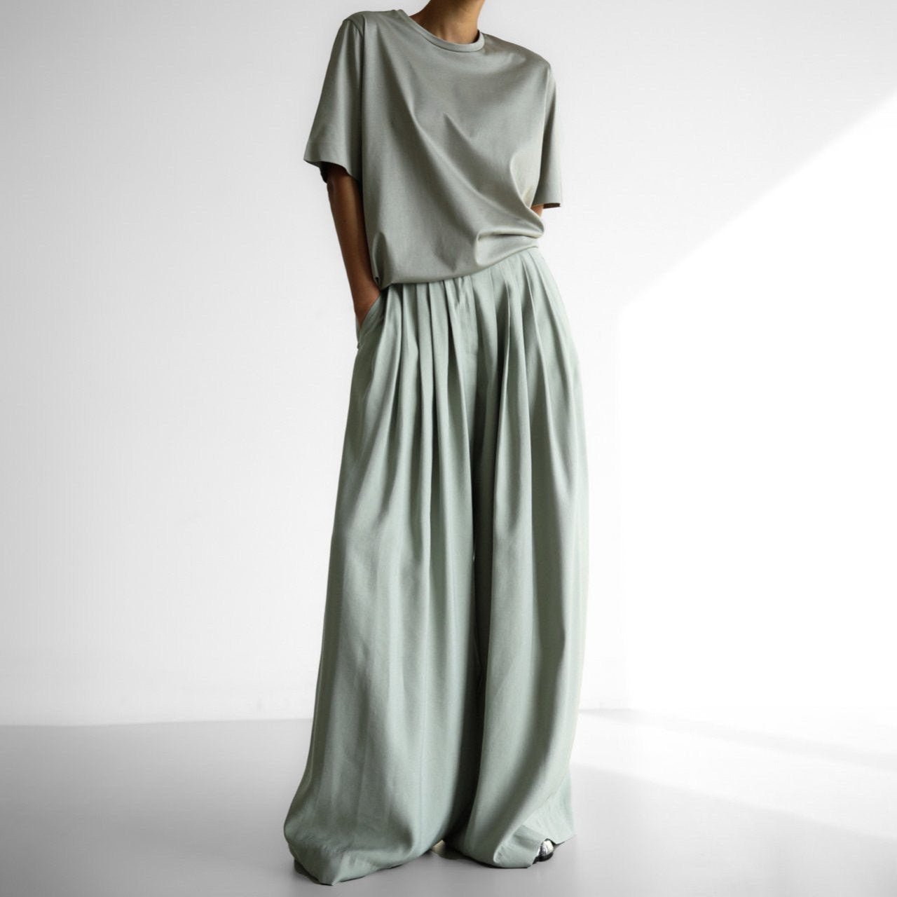 【PAPERMOON ペーパームーン】SS / Bamboo Pleated Pin - Tuck Wide Trousers