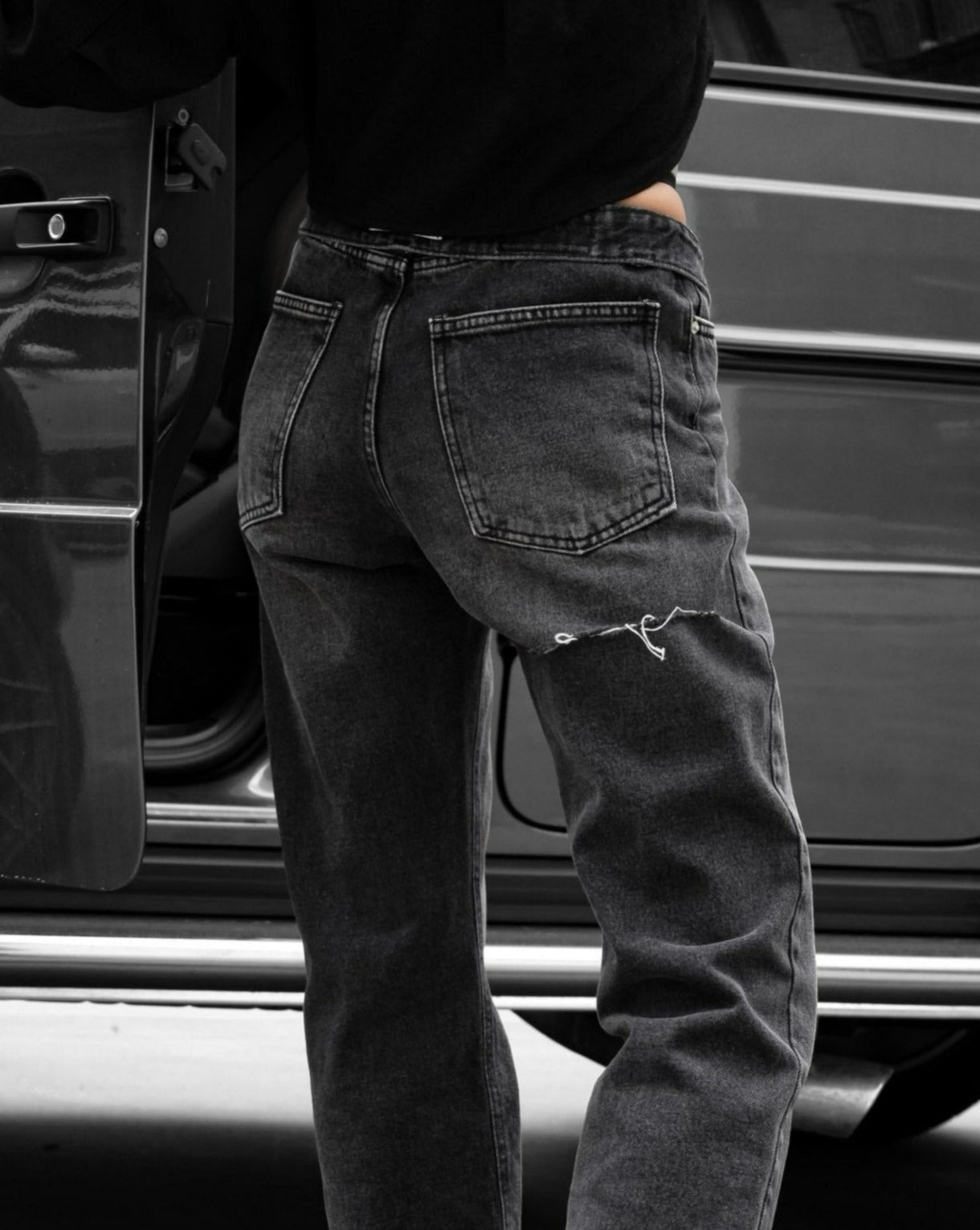 【PAPERMOON ペーパームーン】SS / Back Split Detail Washed Black Straight Denim Jeans