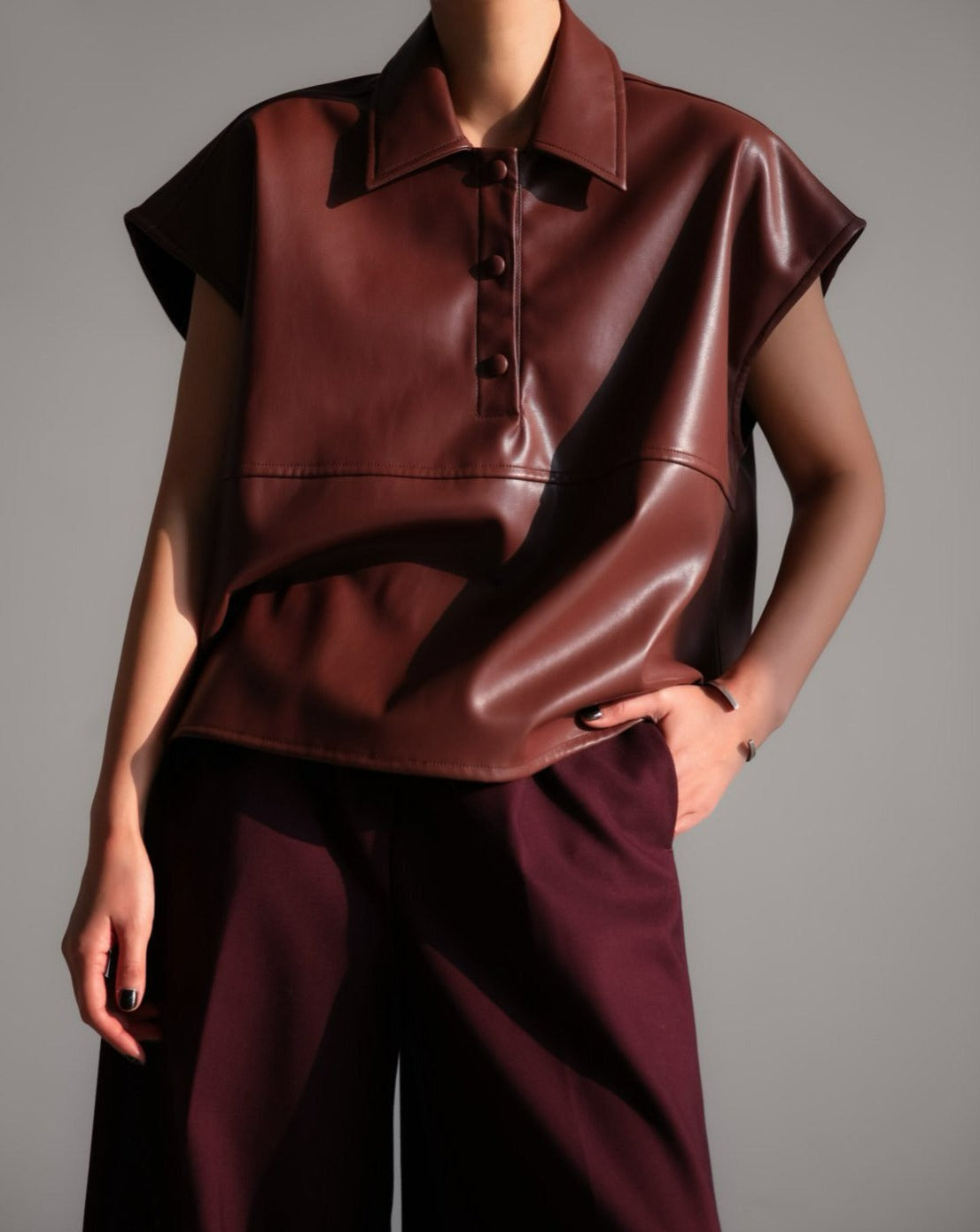 【PAPERMOON ペーパームーン】SS / Vegan Leather Snap Button Detail Cropped Polo Collar Shirt