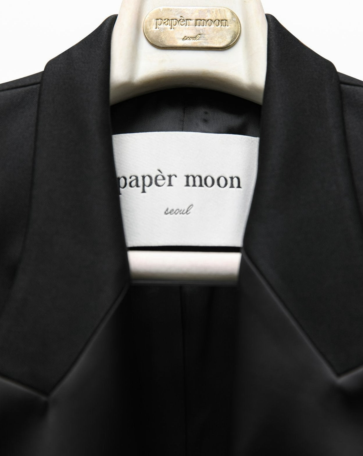 【PAPERMOON ペーパームーン】SS / Satin Peaked Lapel Oversized Tuxedo Blazer