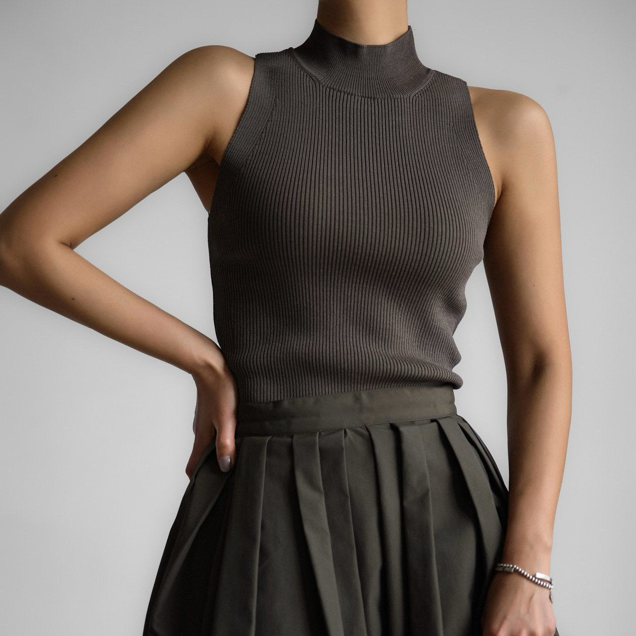 【PAPERMOON ペーパームーン】SS / High Neck Ribbed Sleeveless Cropped Knit Top