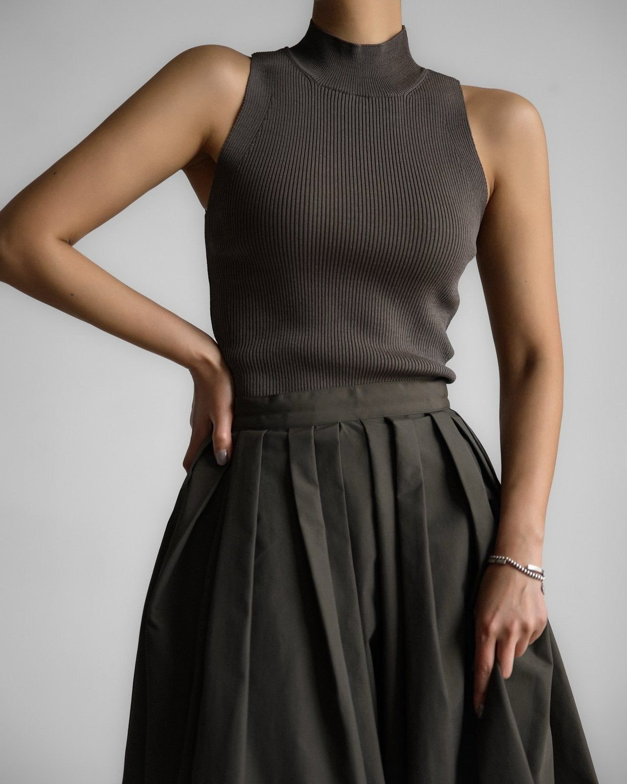 【PAPERMOON ペーパームーン】SS / High Neck Ribbed Sleeveless Cropped Knit Top